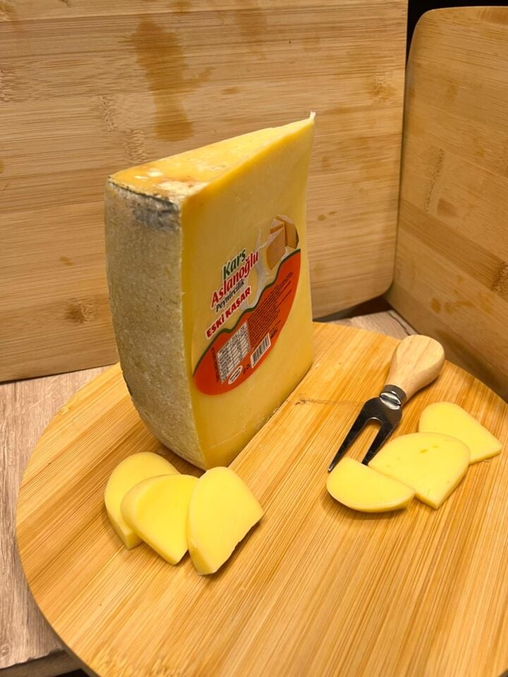 KARS ESKİ KAŞAR PEYNİRİ 2 YILLIK ŞİRDEN MAYALI 500 - 600 gr
