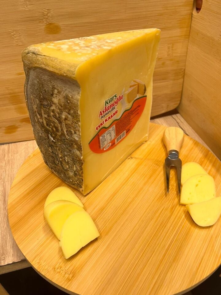 KARS ESKİ KAŞAR PEYNİRİ 2 YILLIK ŞİRDEN MAYALI 1 KG